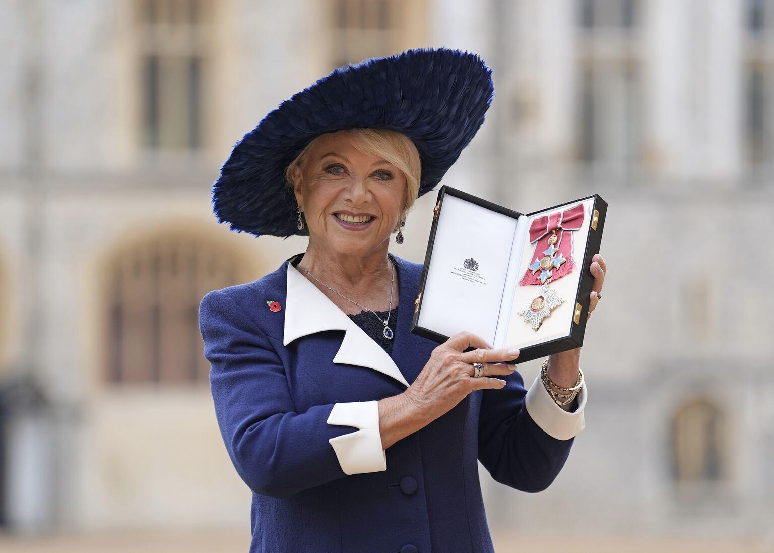 Elaine Paige receives damehood, plans new album for King
